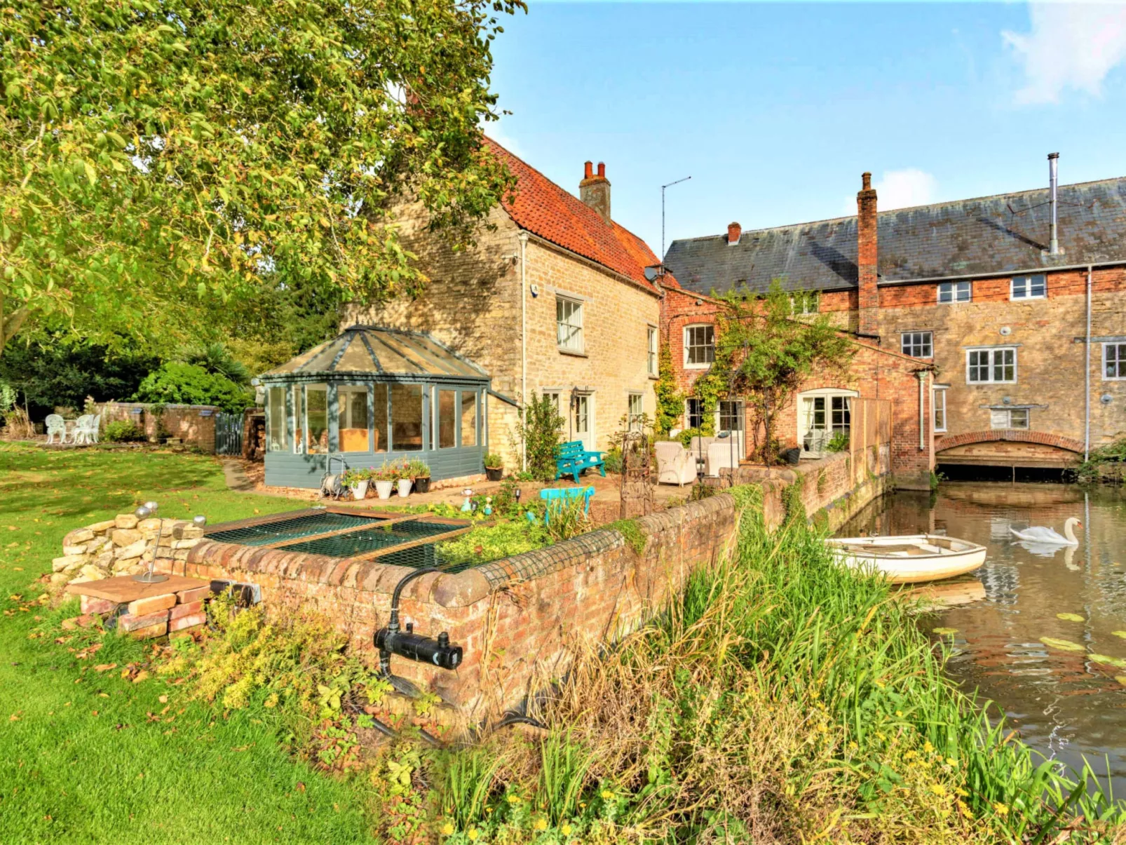 Islip Mill House - Beautiful Riverside Home