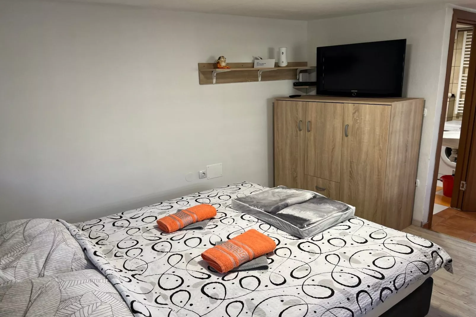 Meadow Tranquil Apartments with Evergreen Garden - Studio Apartment