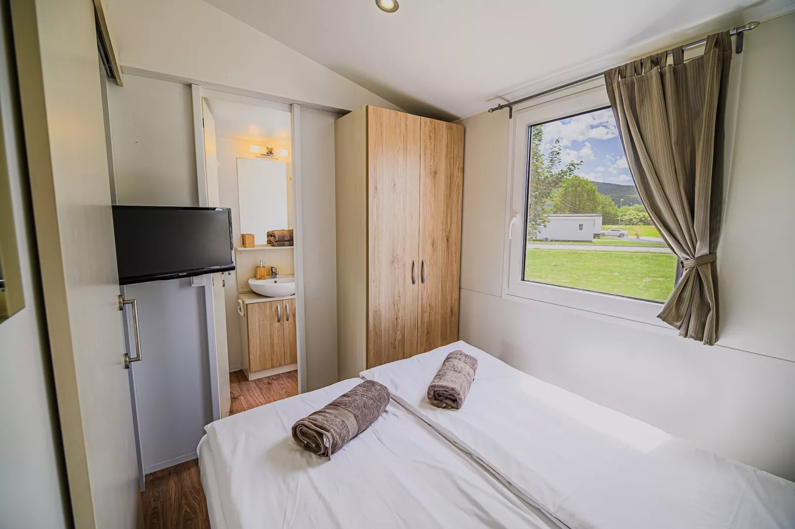 Waterside Retreat Mobile Homes with Thermal Riviera Tickets - One Bedroom Mobile Home with Lake View (owner 4)