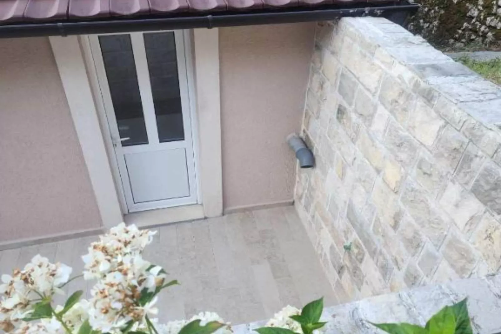 Deluxe City Escape with Modern Comforts & Garage - Double Room