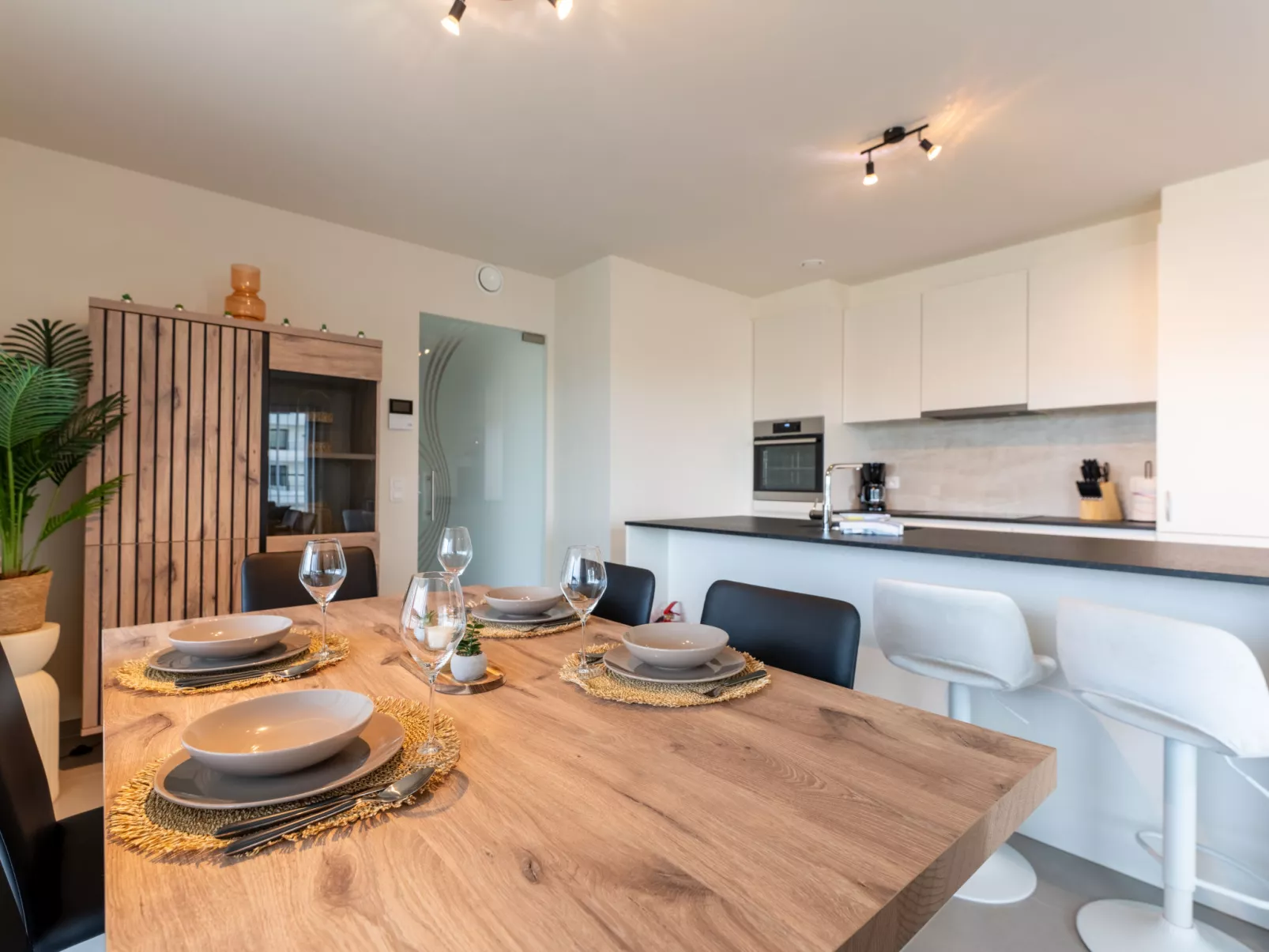 The Waves with parking