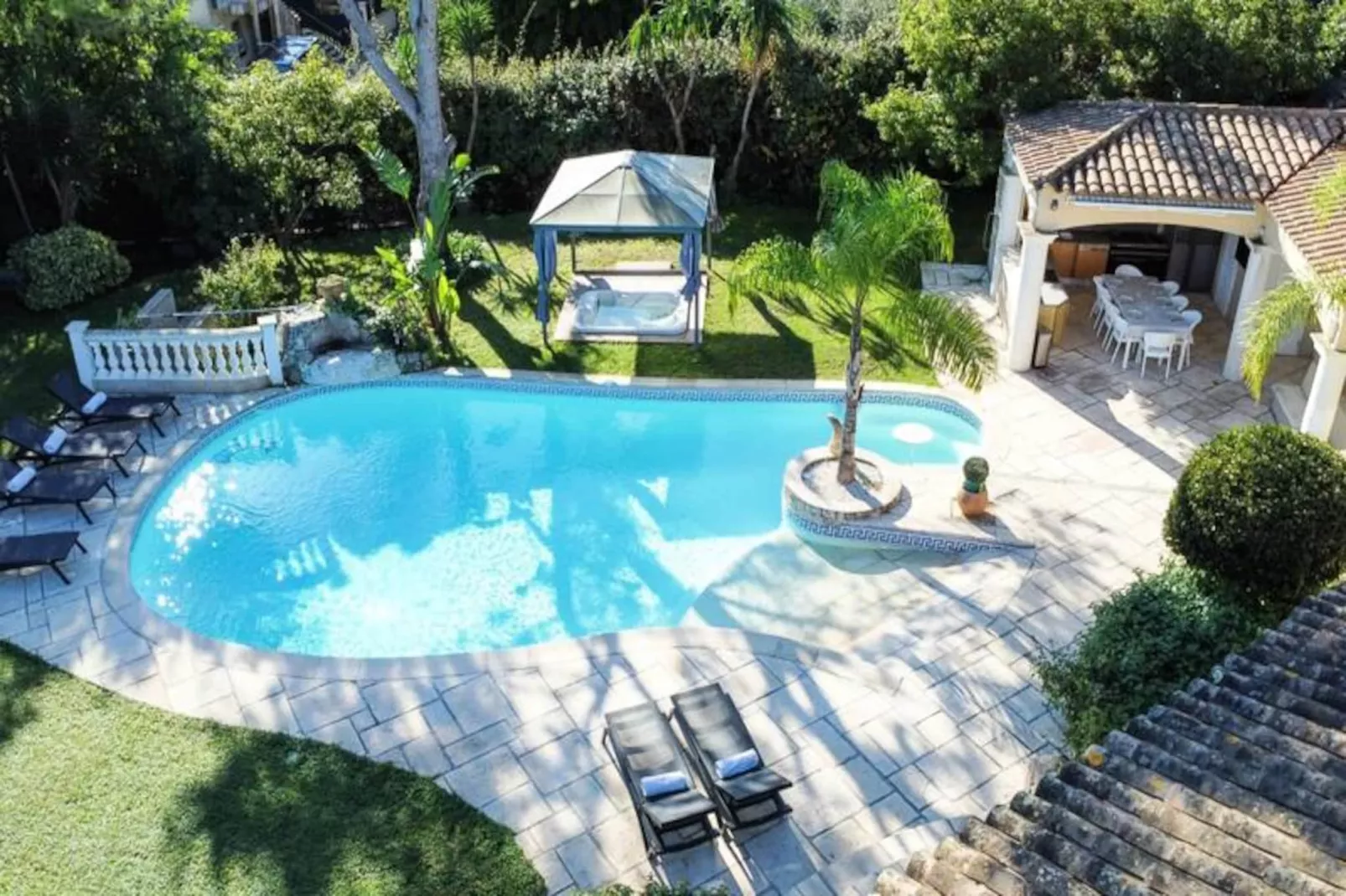 Résidence Villa 330m2, 6 Chambres, Piscine Chauffée Jacuzzi