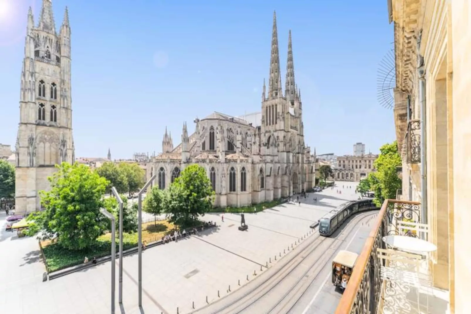 Appartement Place Pey Berland Avec Balcon Et Parking