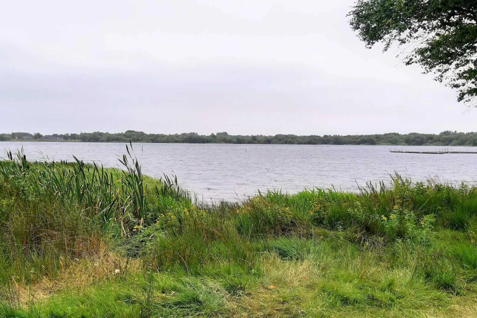 Scandinavische oase aan het meer-By Traum-Waterzicht