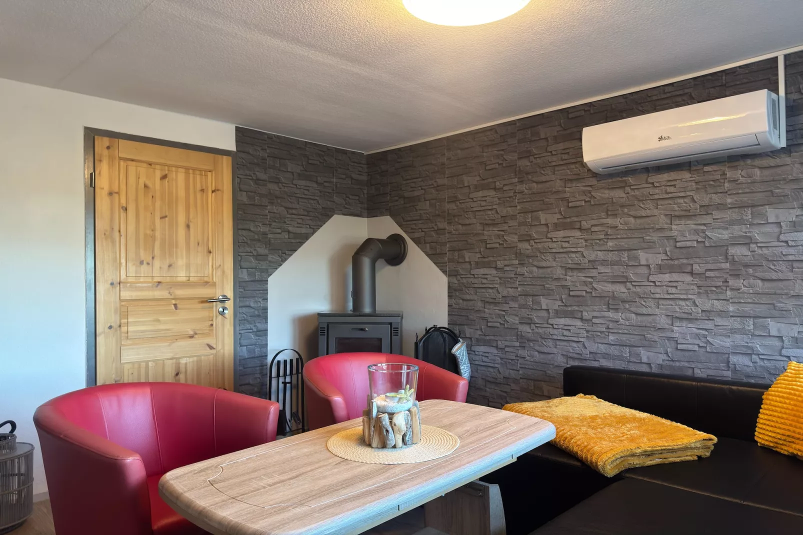 Das Haus Am See mit Kamin und eigenem Boot-Woonkamer