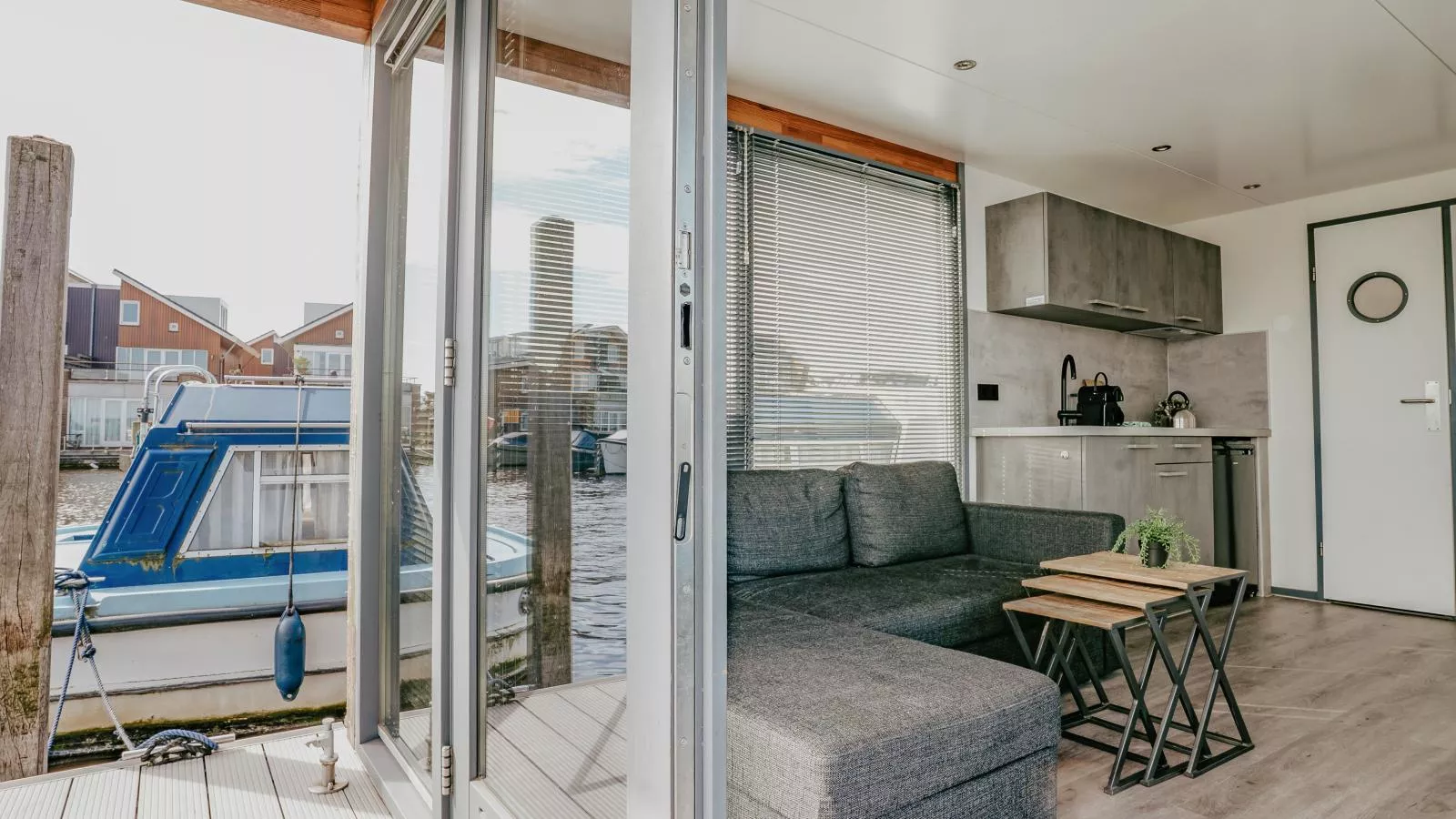 Tiny houseboat Uitgeest I