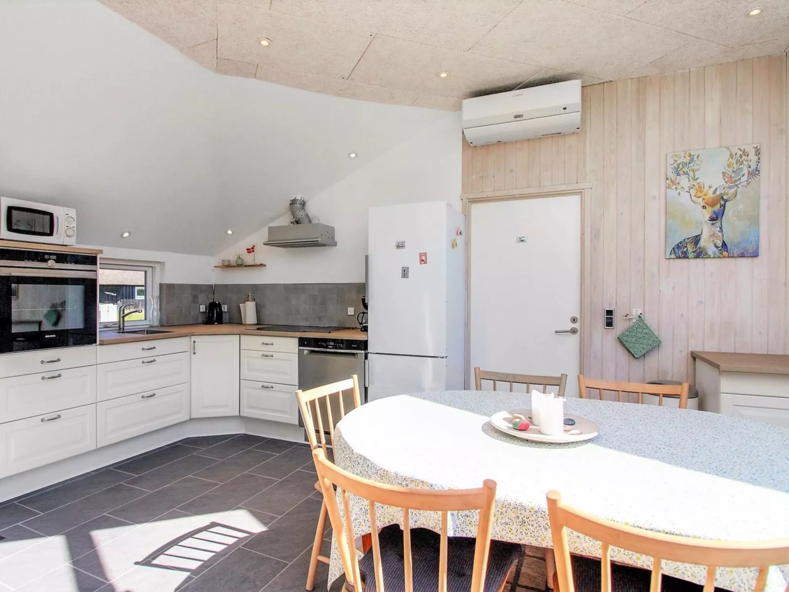 "Annalise" - 1km from the sea