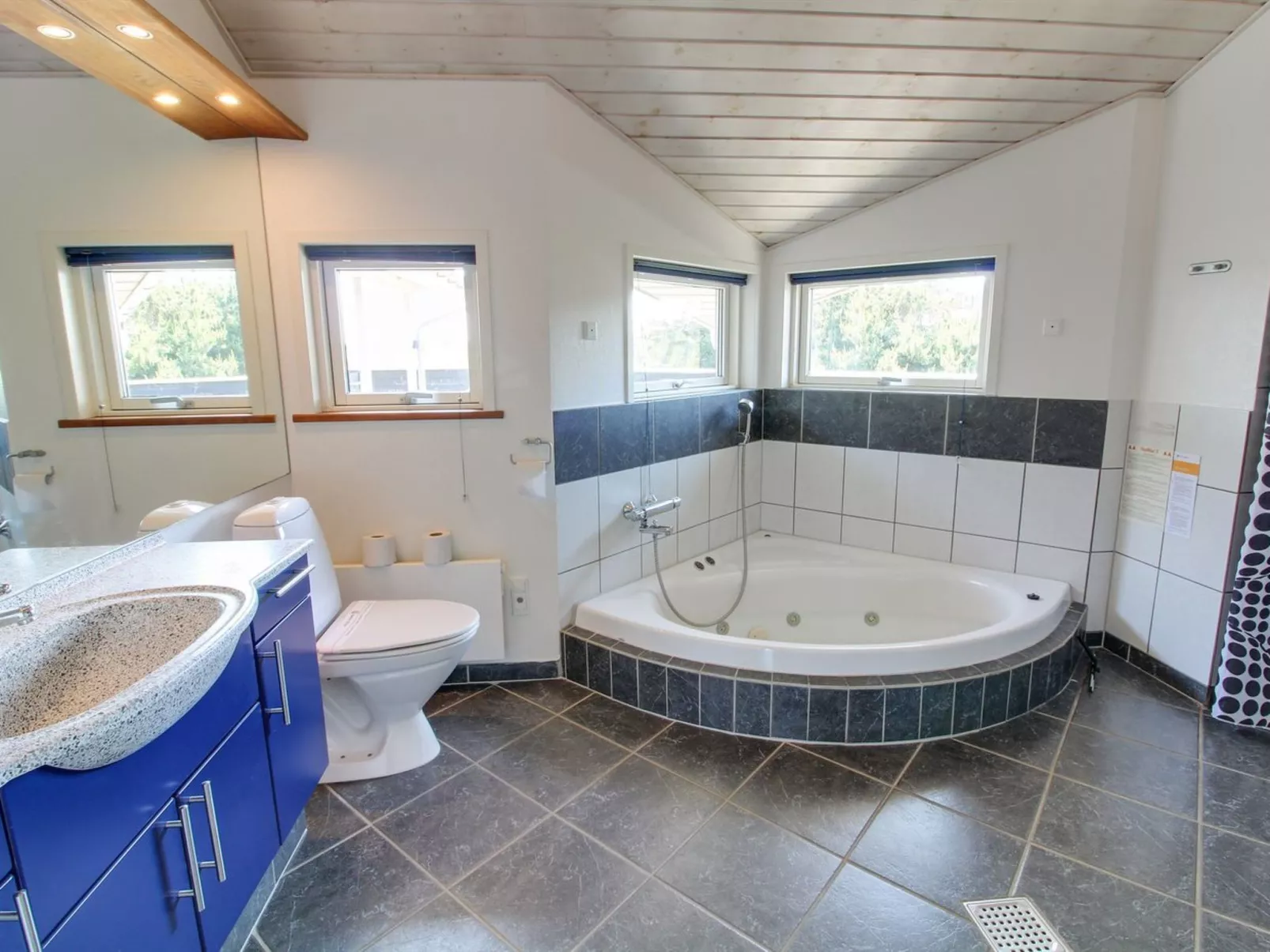 "Thrugils" - 800m from the sea