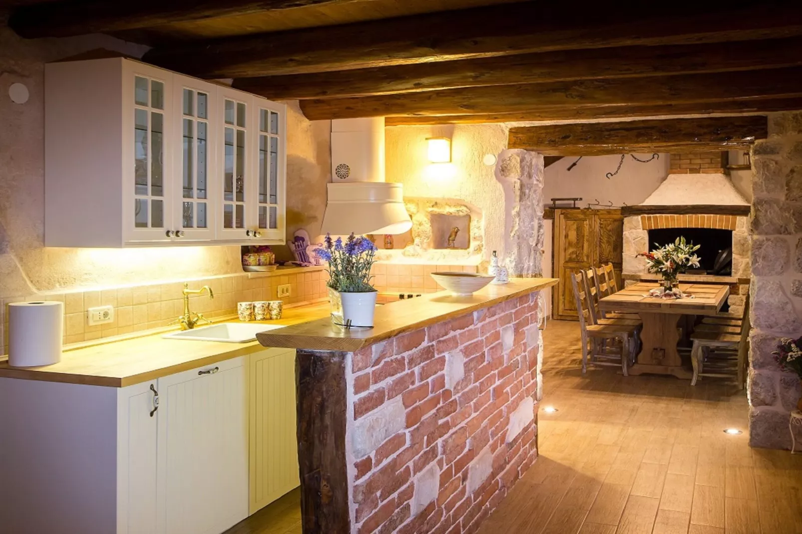 Villa Falcon Rook - Four-Bedroom Villa with Terrace and Swimming Pool-Keuken