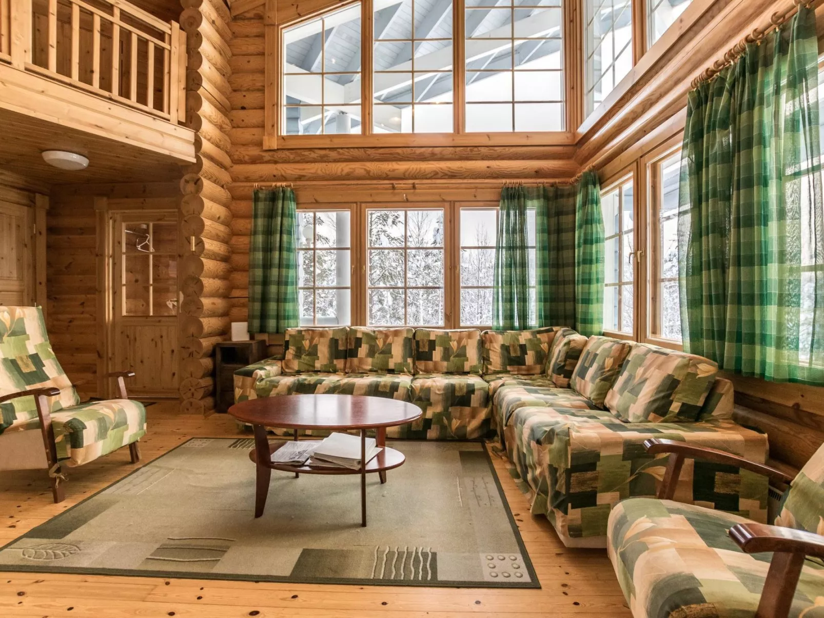 Aurinkoinen hirsimökki