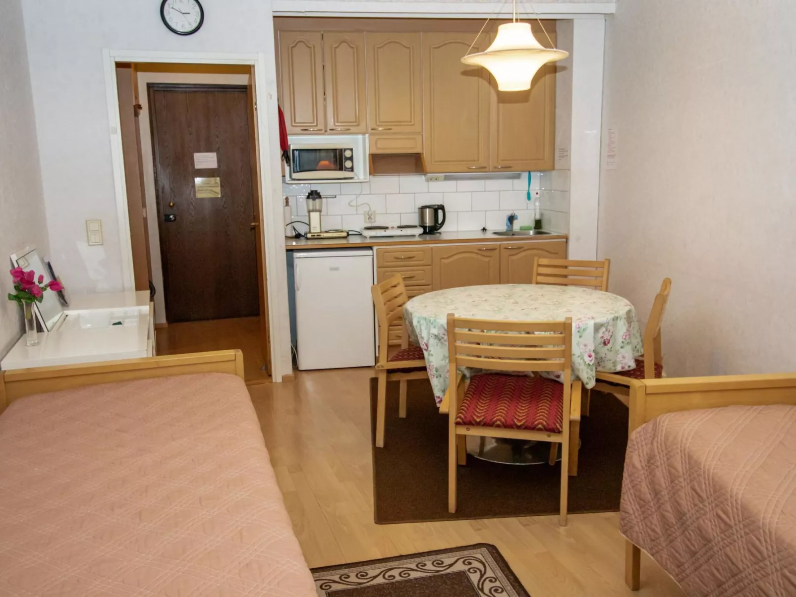 Kylpylä-hotelli, huone 242