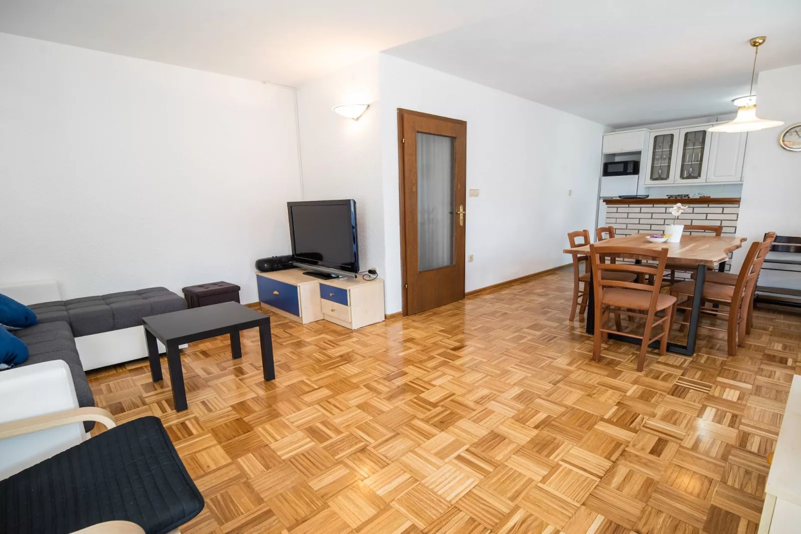 Mountain View Haven Apartments - Two Bedroom Apartment with Balcony