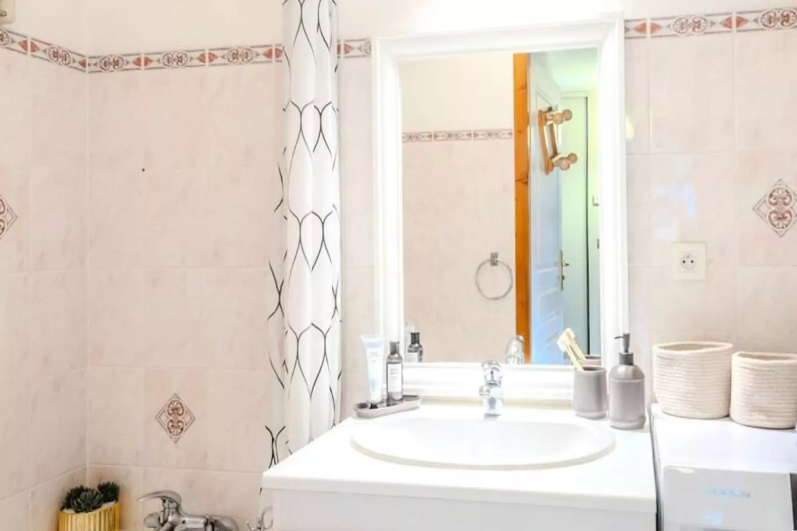 Slow Chalet Th&ocirc;nes: Lac & Montagne -15 Min Ski - Ascenseur, Balcon, Parking