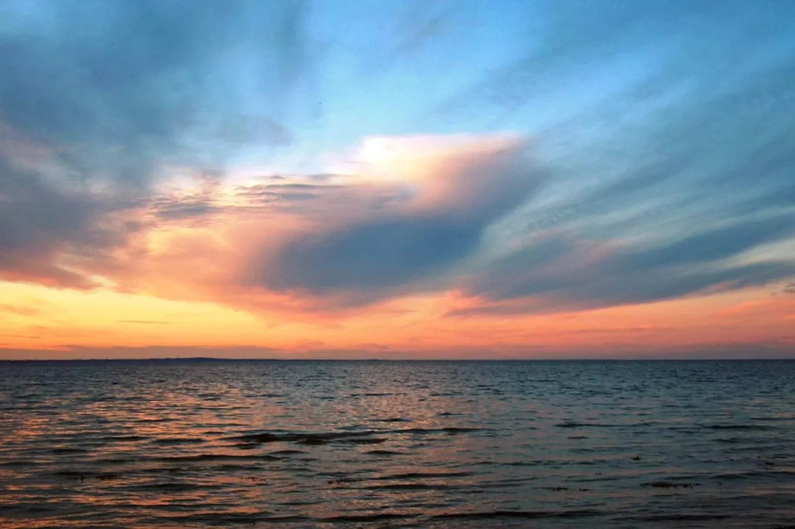 Luxe zwembad retraite bij zee -- By Traum Ferienwohnungen-Waterzicht