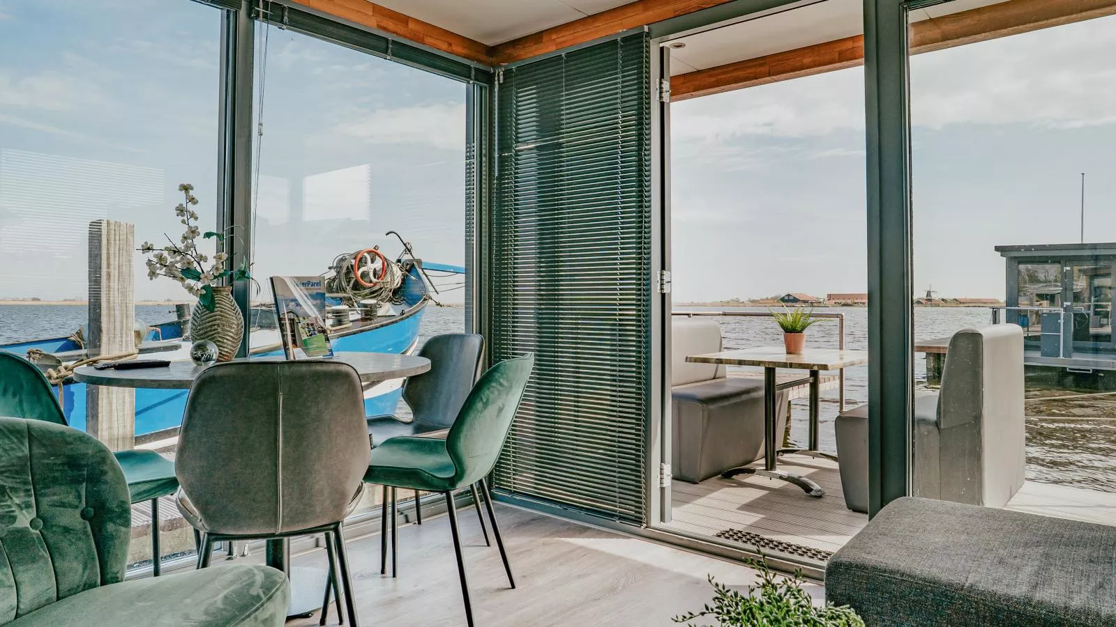 Tiny houseboat Uitgeest I-Woonkamer