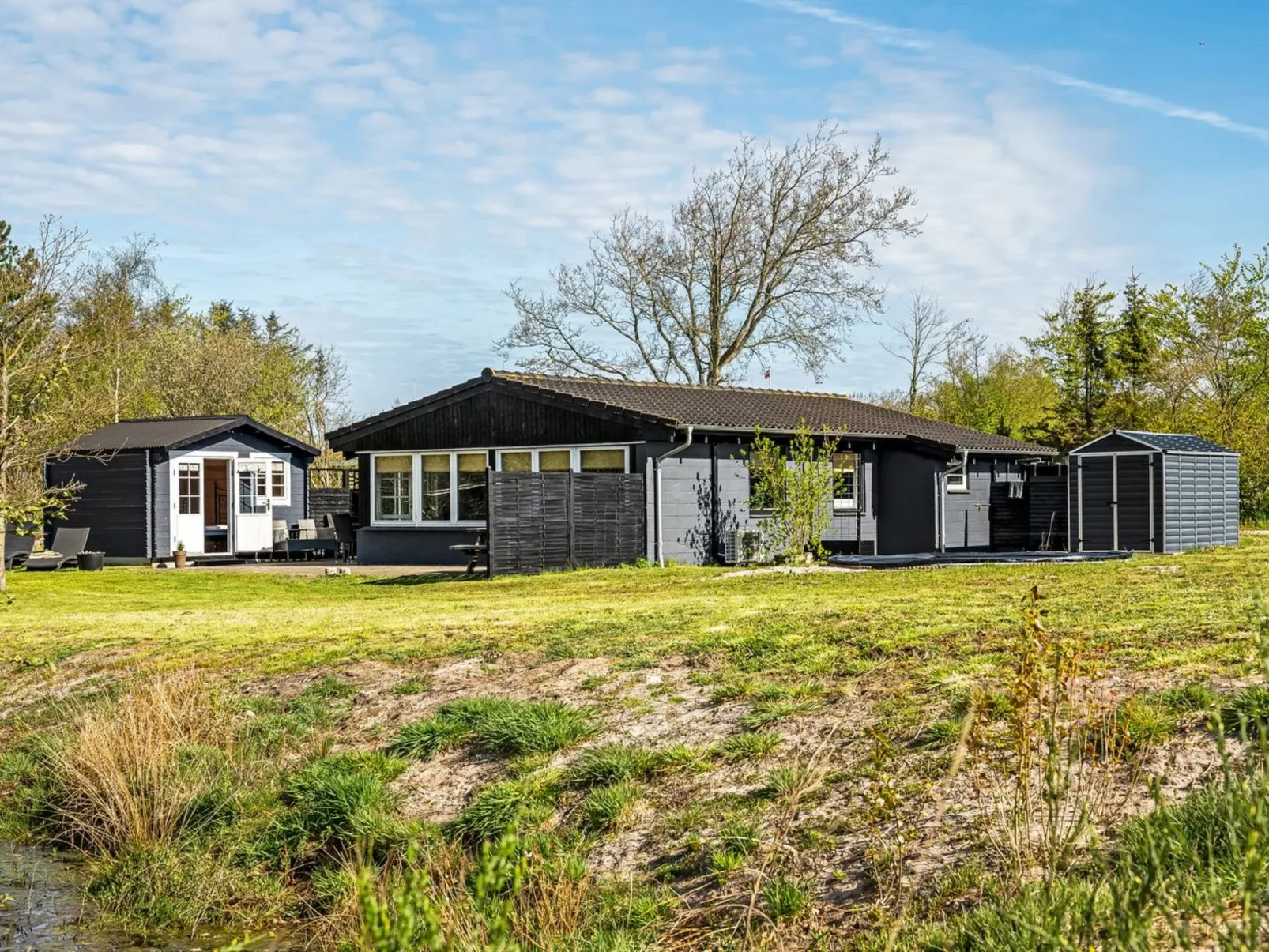 "Valdemar" - 350m to the fjord-Buiten