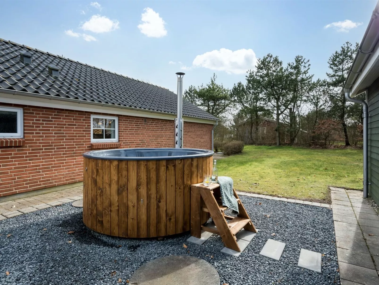 "Herminia" - 350m to the fjord-Buiten