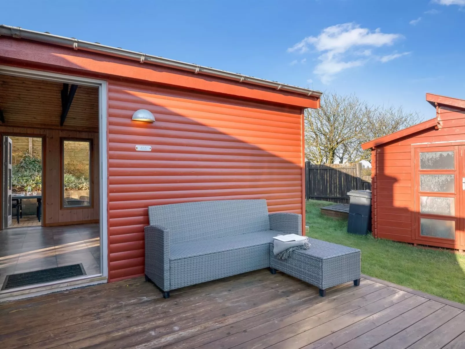 "Alpi" - 250m to the fjord-Buiten