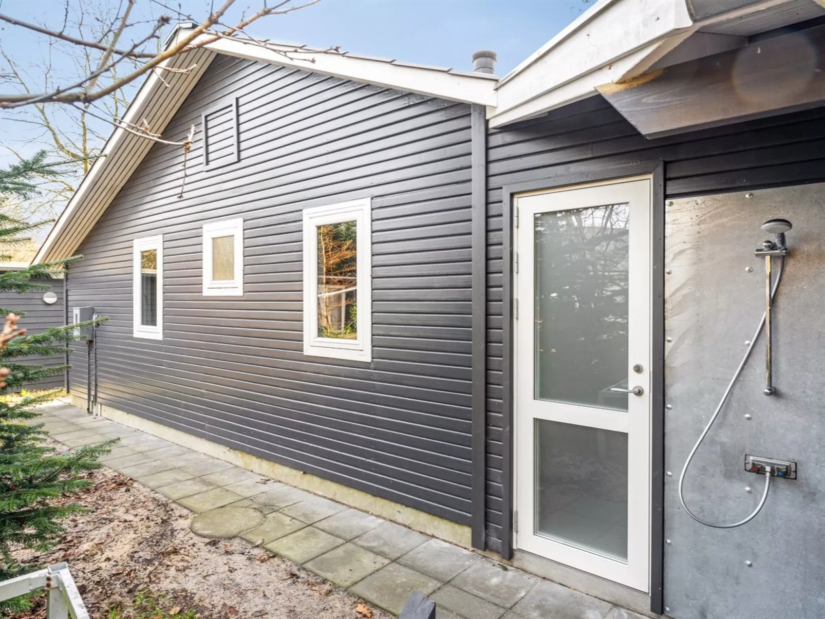 "Milan" - 250m to the fjord-Buiten