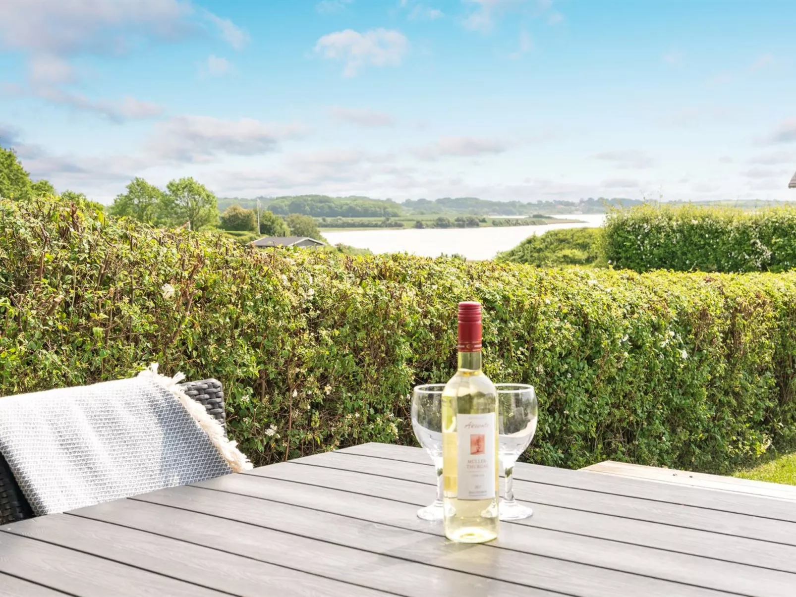 "Ølwir" - 400m to the fjord-Buiten