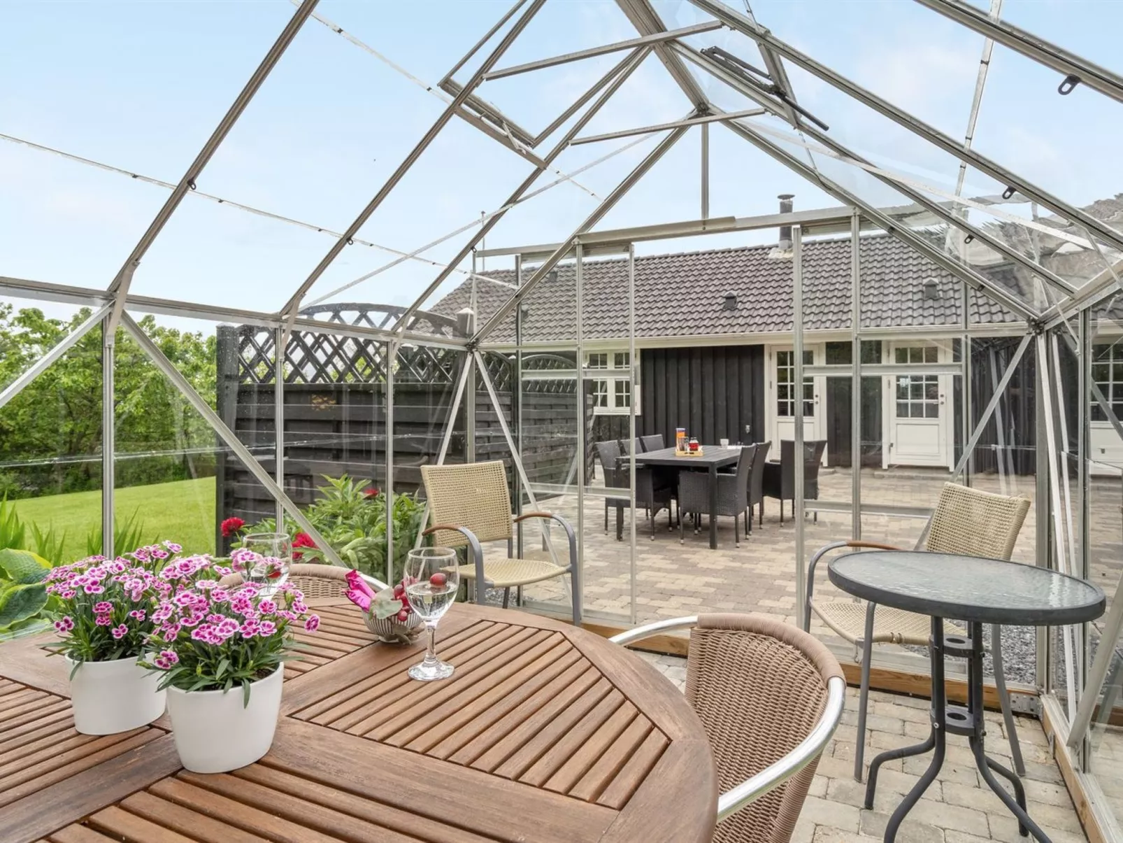 "Regnwald" - 400m to the fjord-Buiten