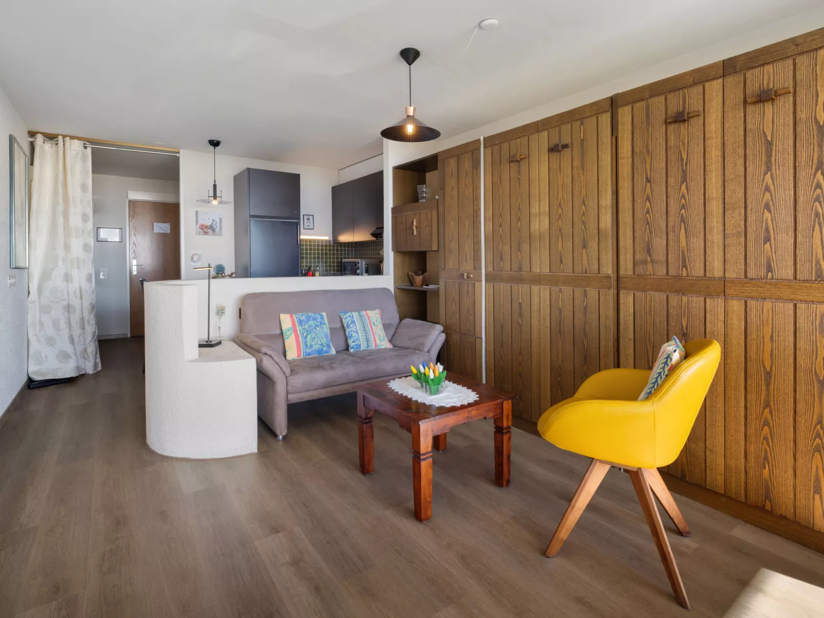 Jeanne D'Arc Apt. A-8-Binnen