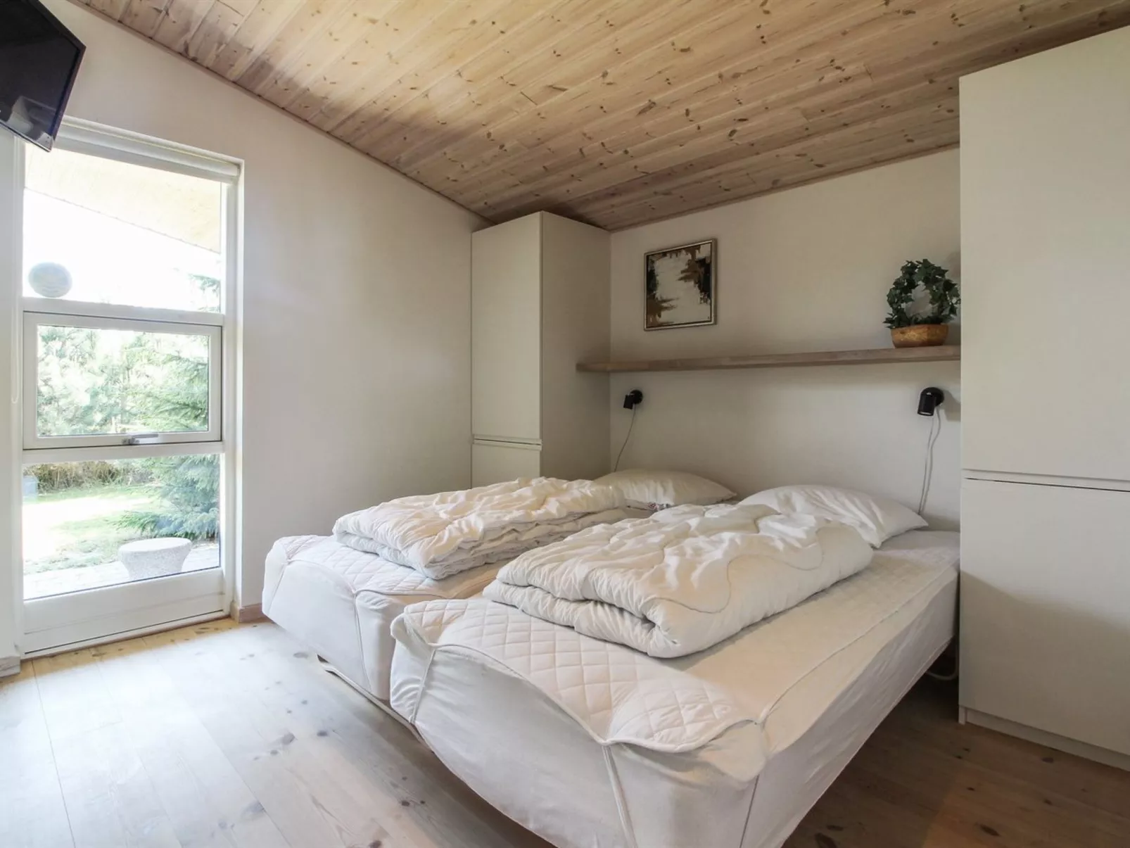 "Elicia" - 950m from the sea