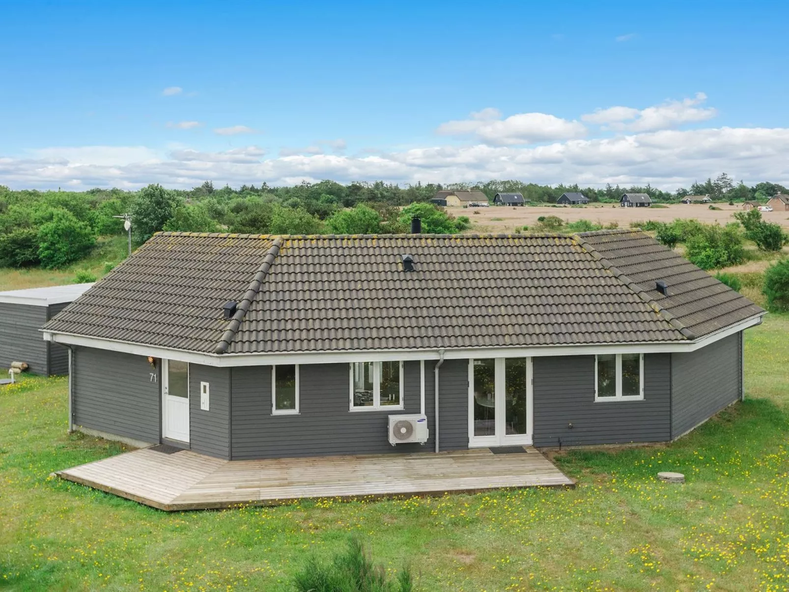 "Karmen" - 300m to the fjord-Buiten