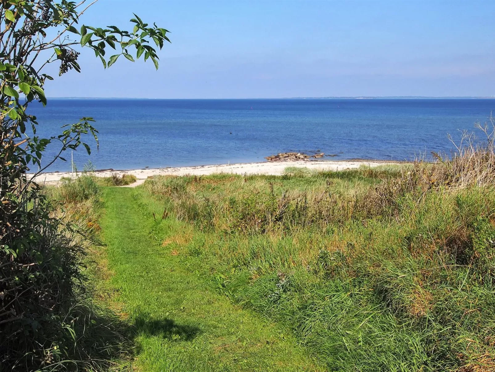 "Scarlet" - 400m to the fjord-Buiten