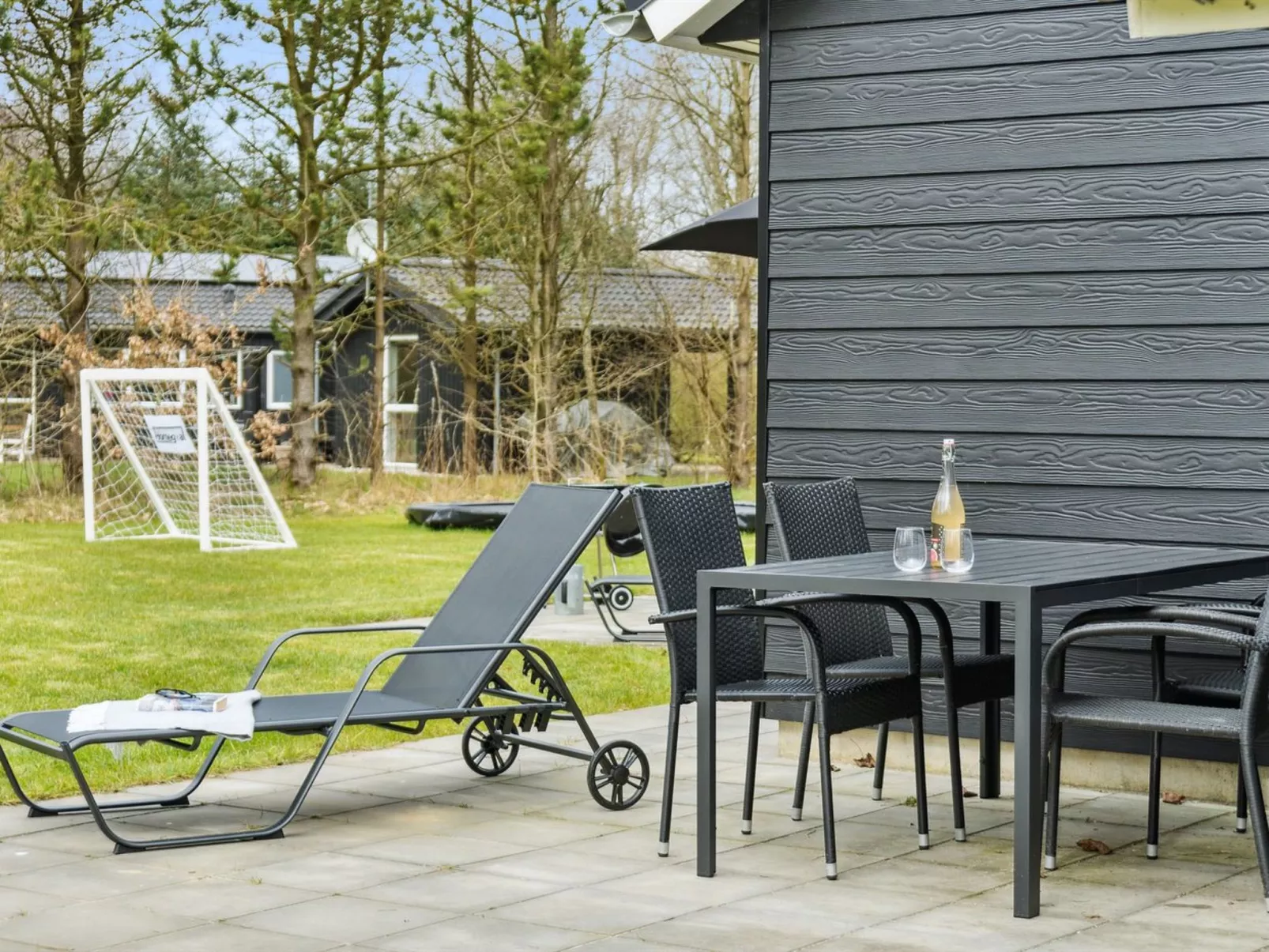 "Human" - 10.5km from the sea-Buiten