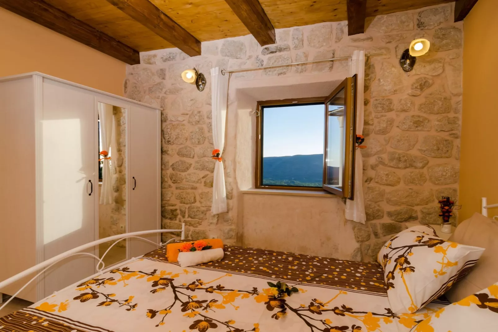 Villa Falcon Rook - Four-Bedroom Villa with Terrace and Swimming Pool-Slaapkamer