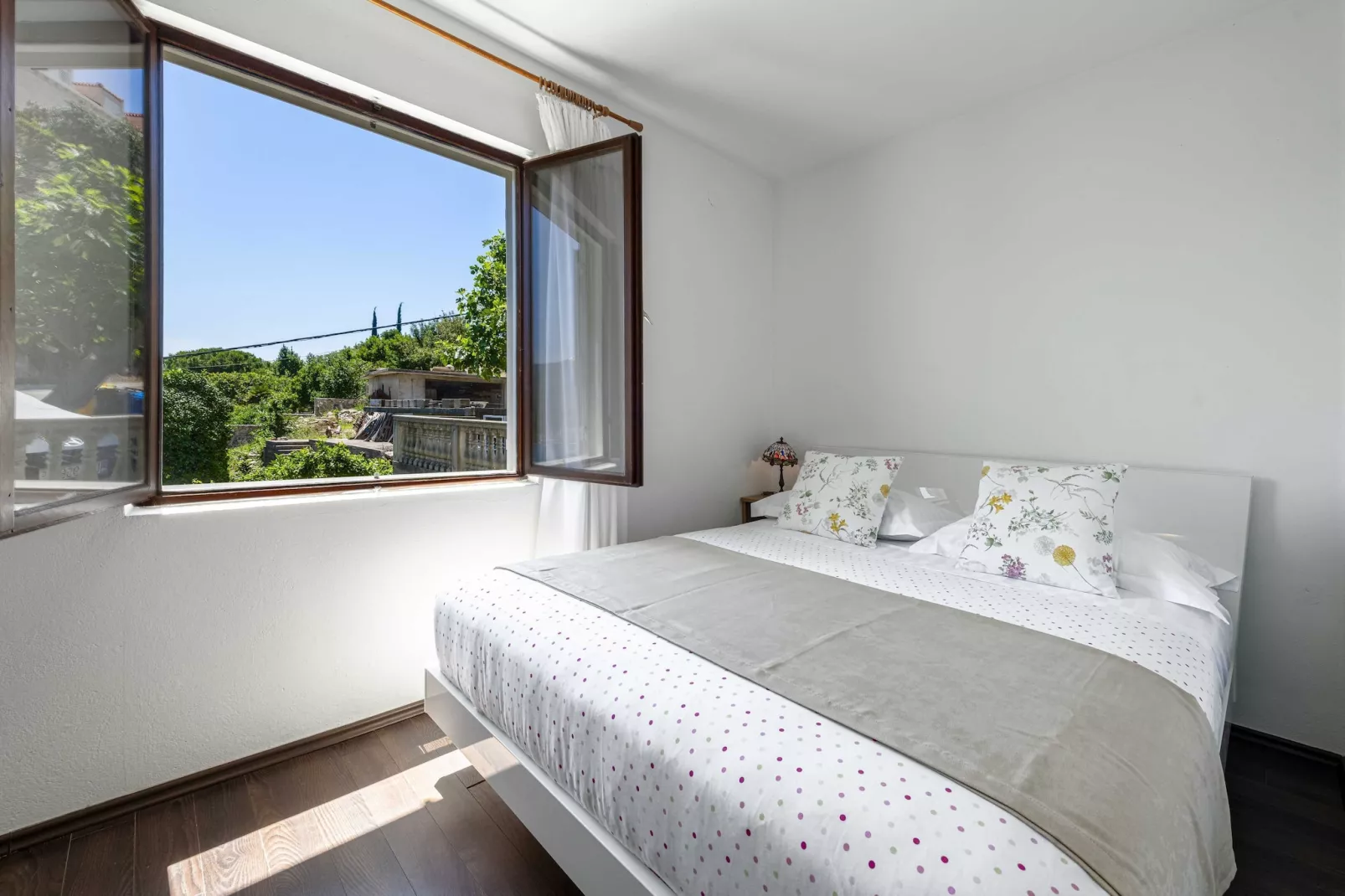 Guest House Rooms Rose- Comfort Double Room with Balcony and Sea View-Slaapkamer