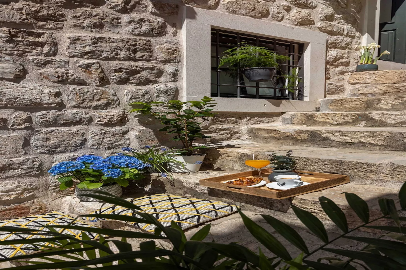 Vivaldi - Deluxe Double Room with Side City View (S3)-Buitenlucht