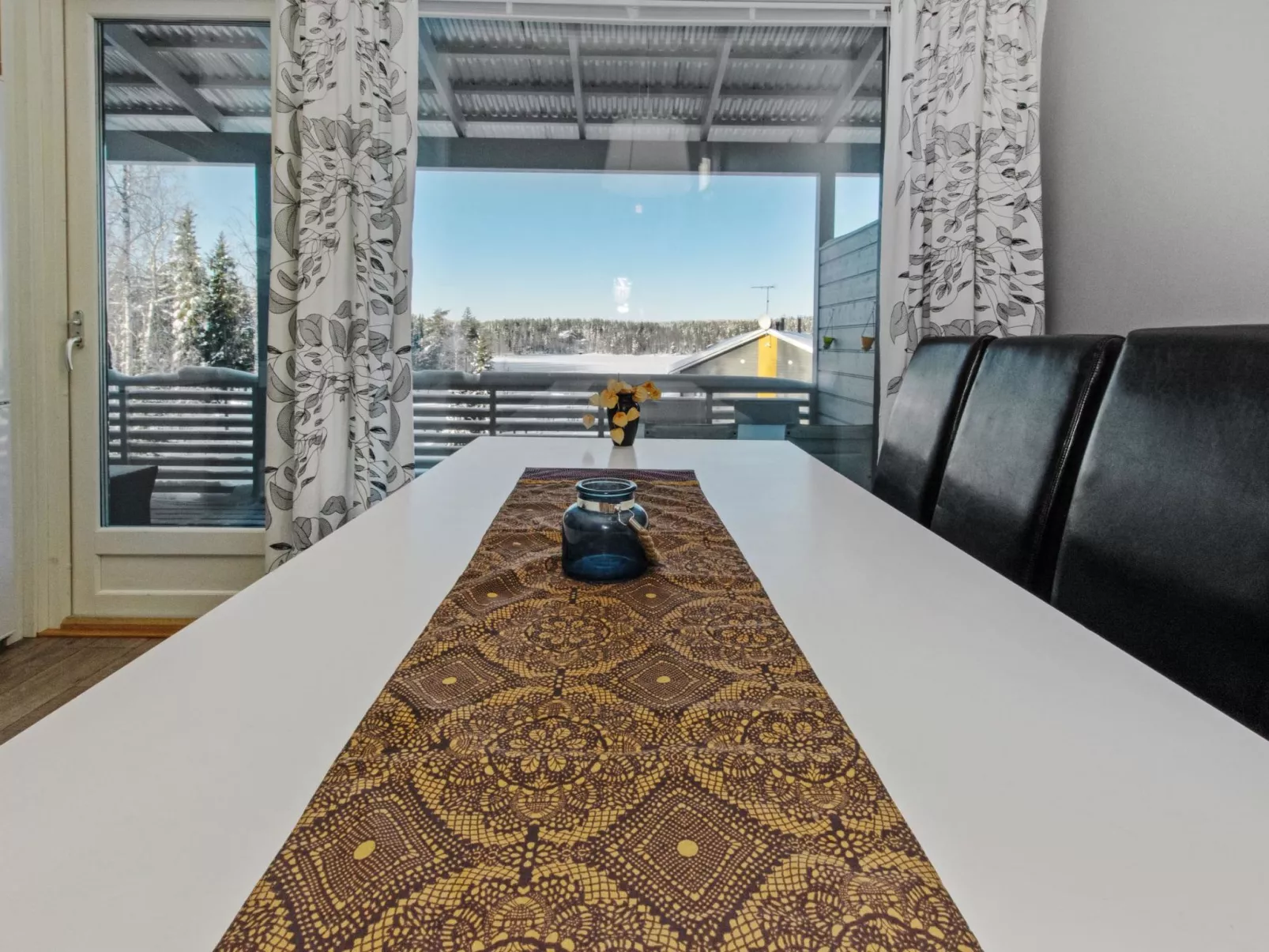 Skivillas 78 ukkohalla (2)-Binnen