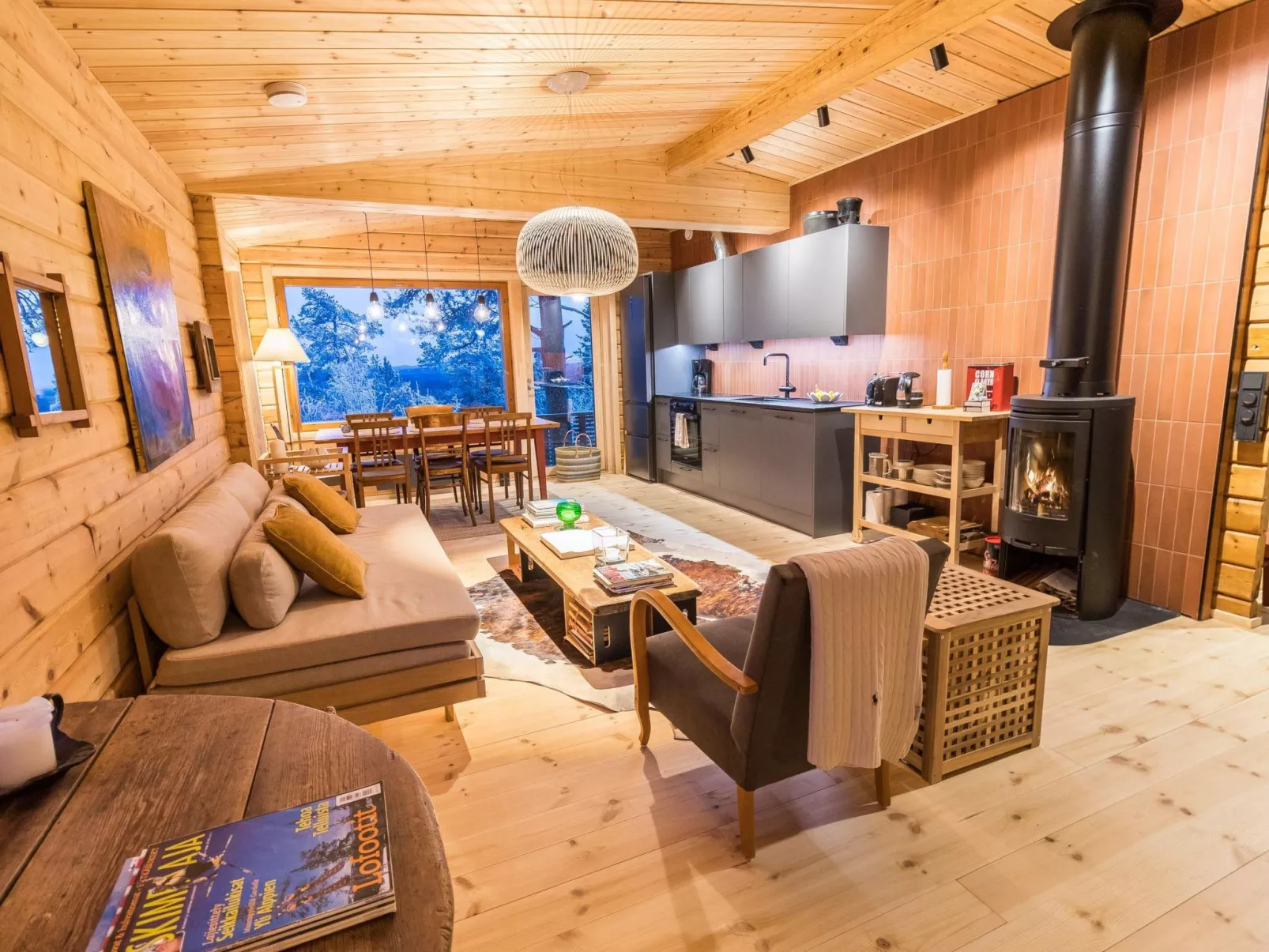 Kelokaltiokylän maja 22-Binnen