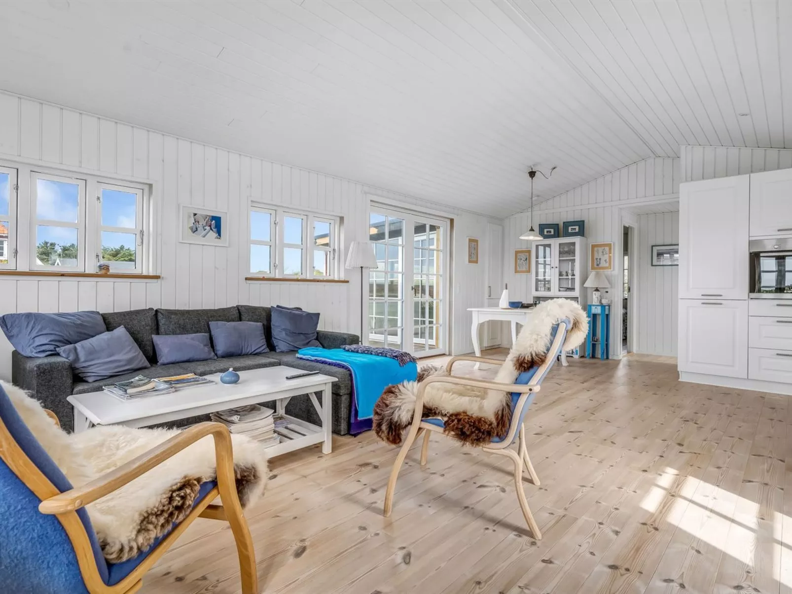 "Thine" - 250m from the sea-Binnen