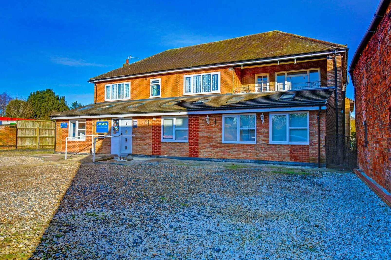 EN_LBH001_Standard Triple Room-Buitenkant zomer