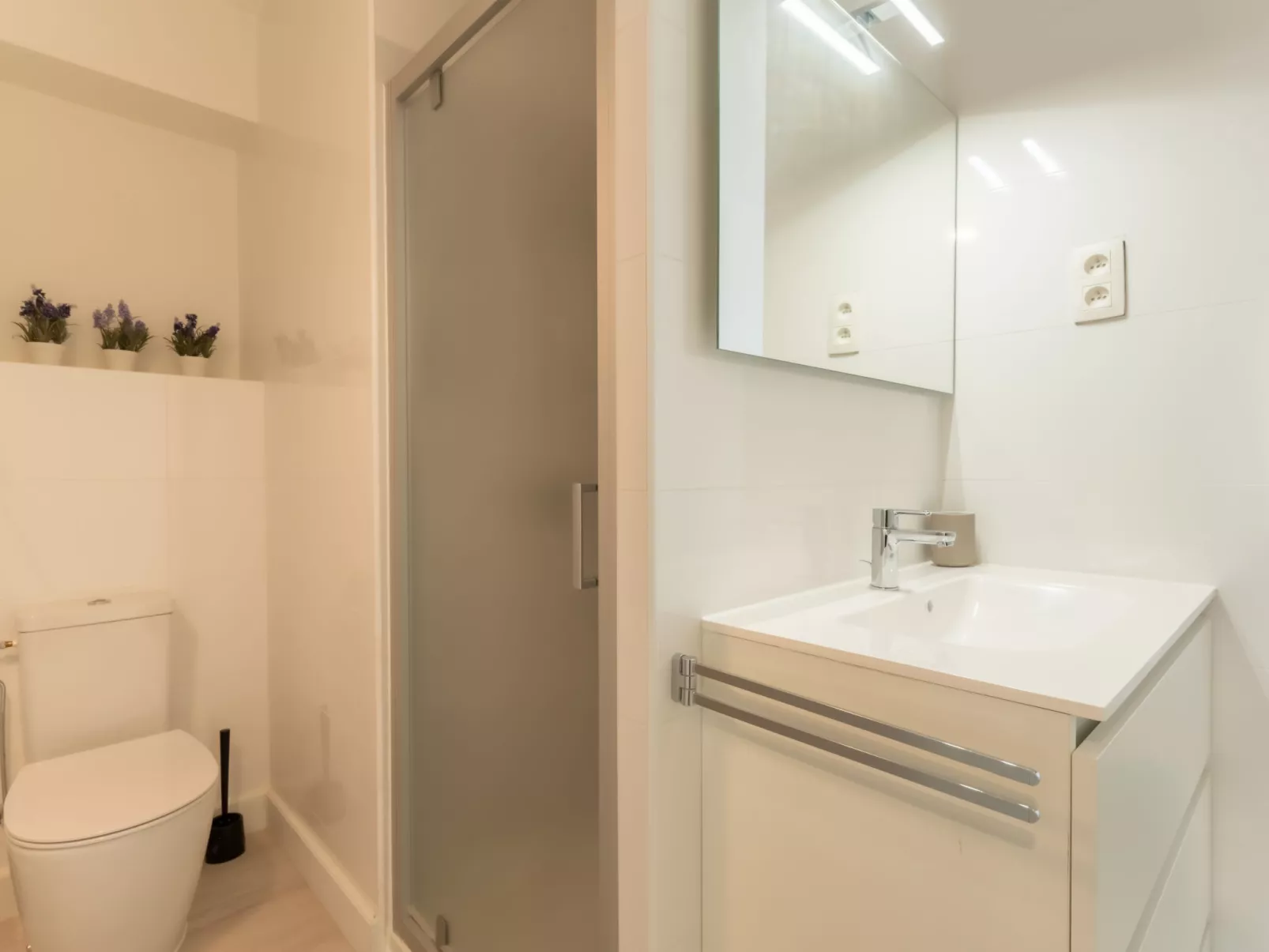 Anne I with harbour view-Binnen