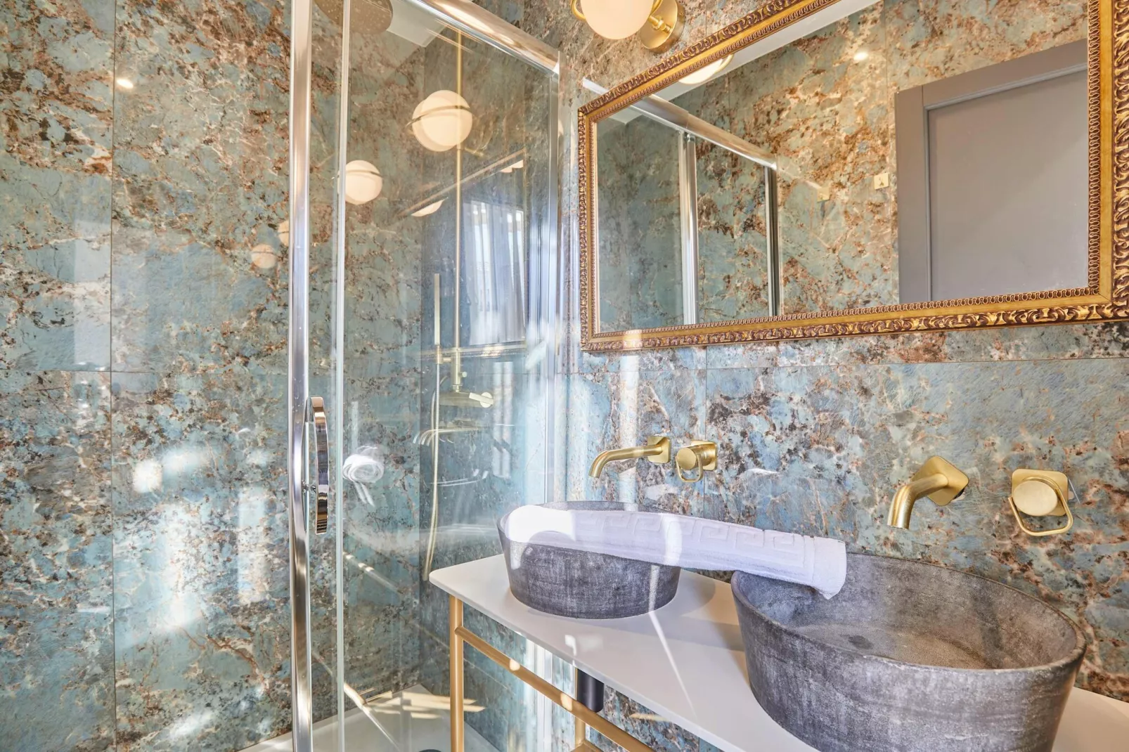 COLISEE B-Image-tags.