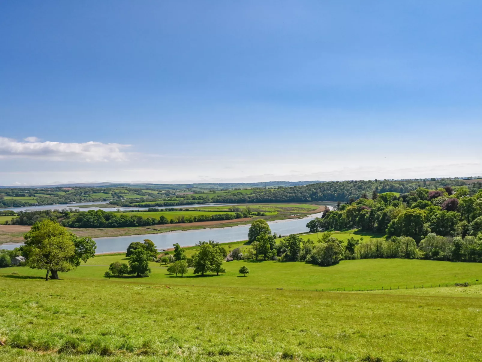 Historic Castle on River Tamar-Buiten
