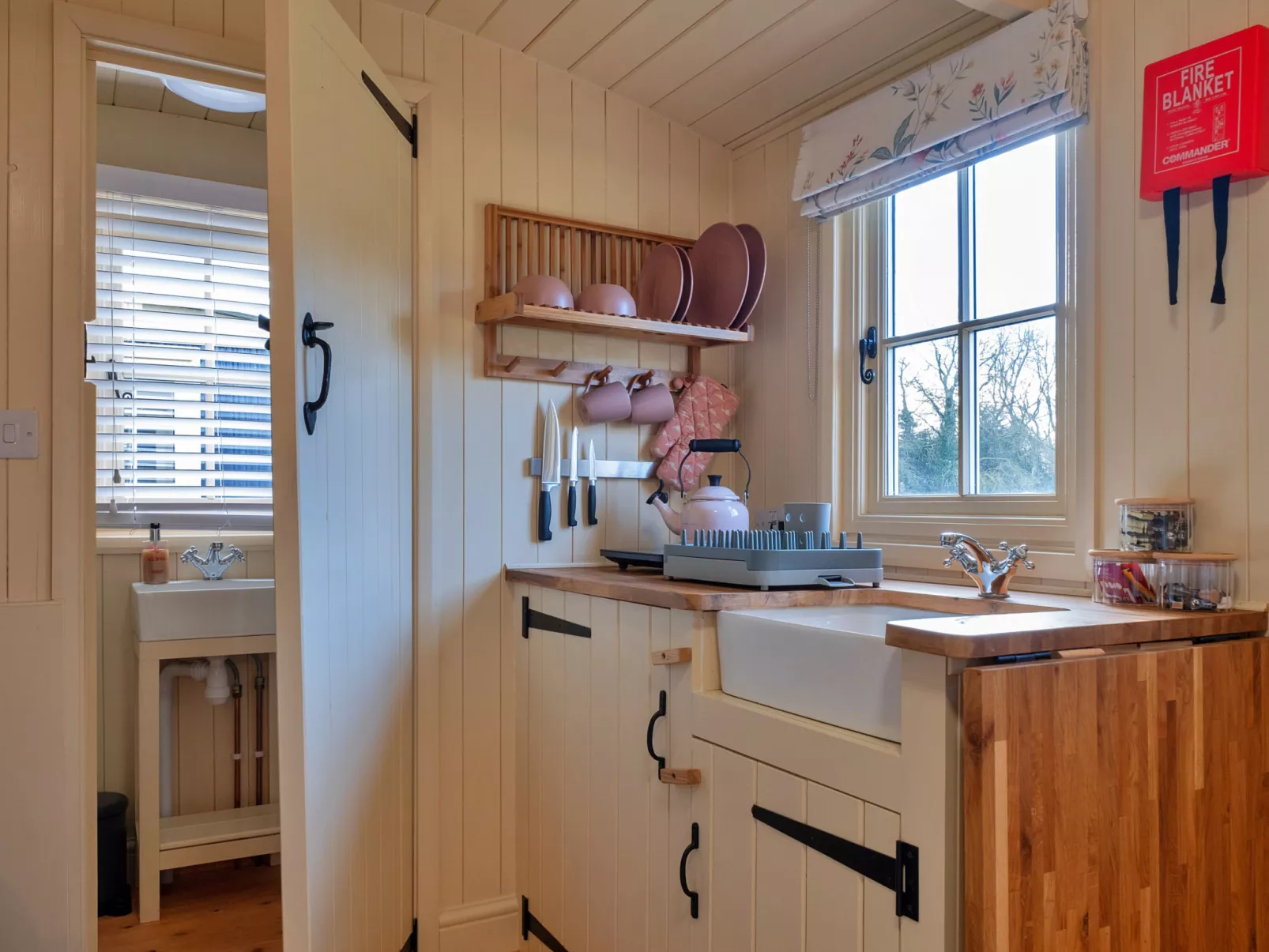 The Flower Hut-Buiten