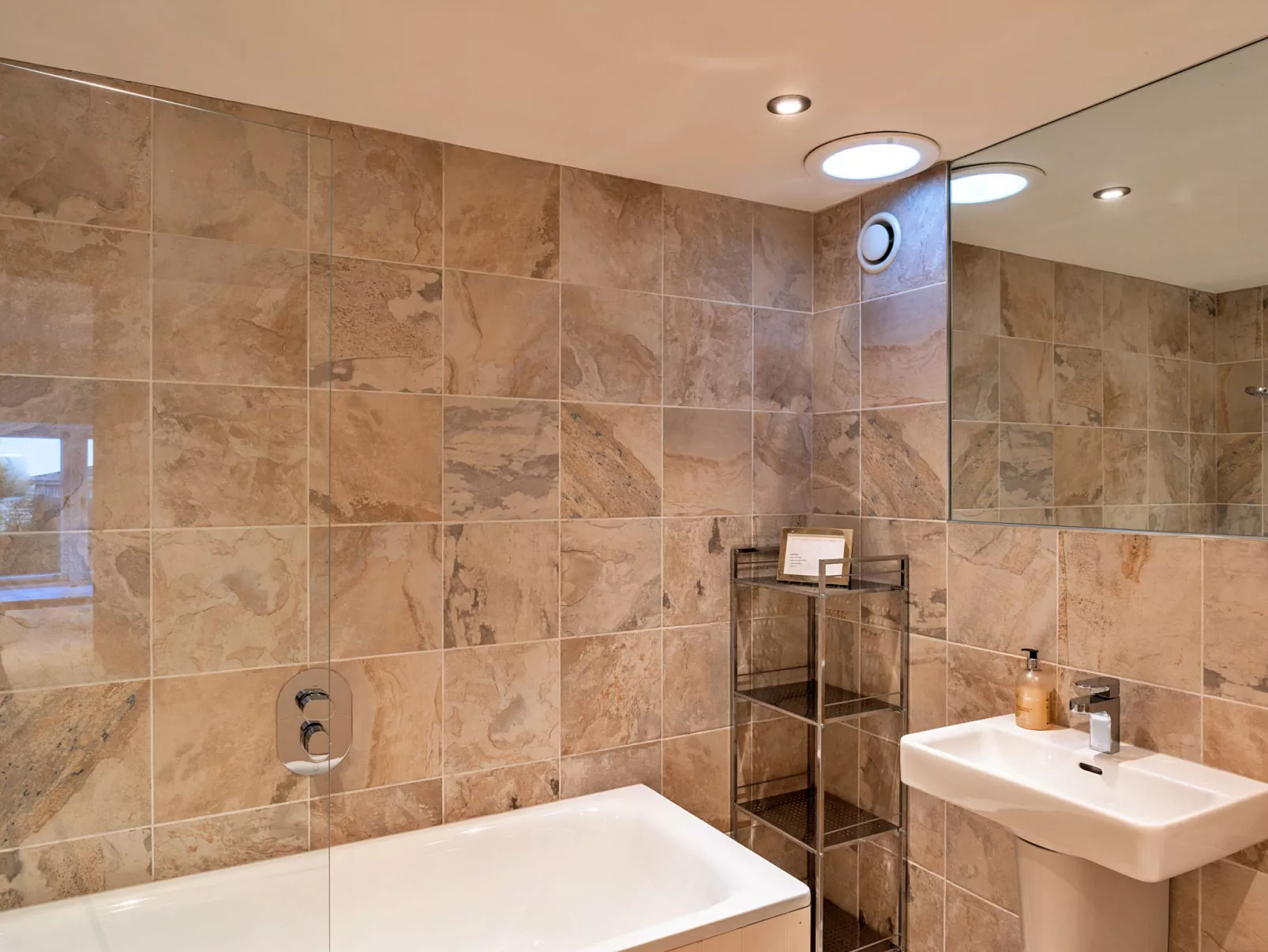 Dingles Cottage-Binnen