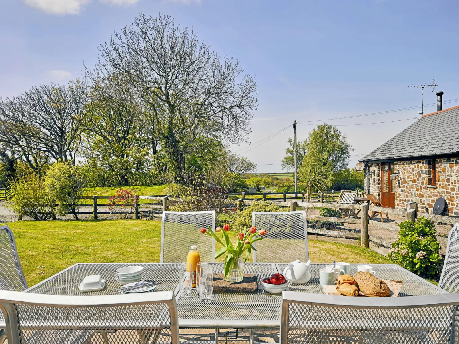 Hawthorn Barn-Buiten