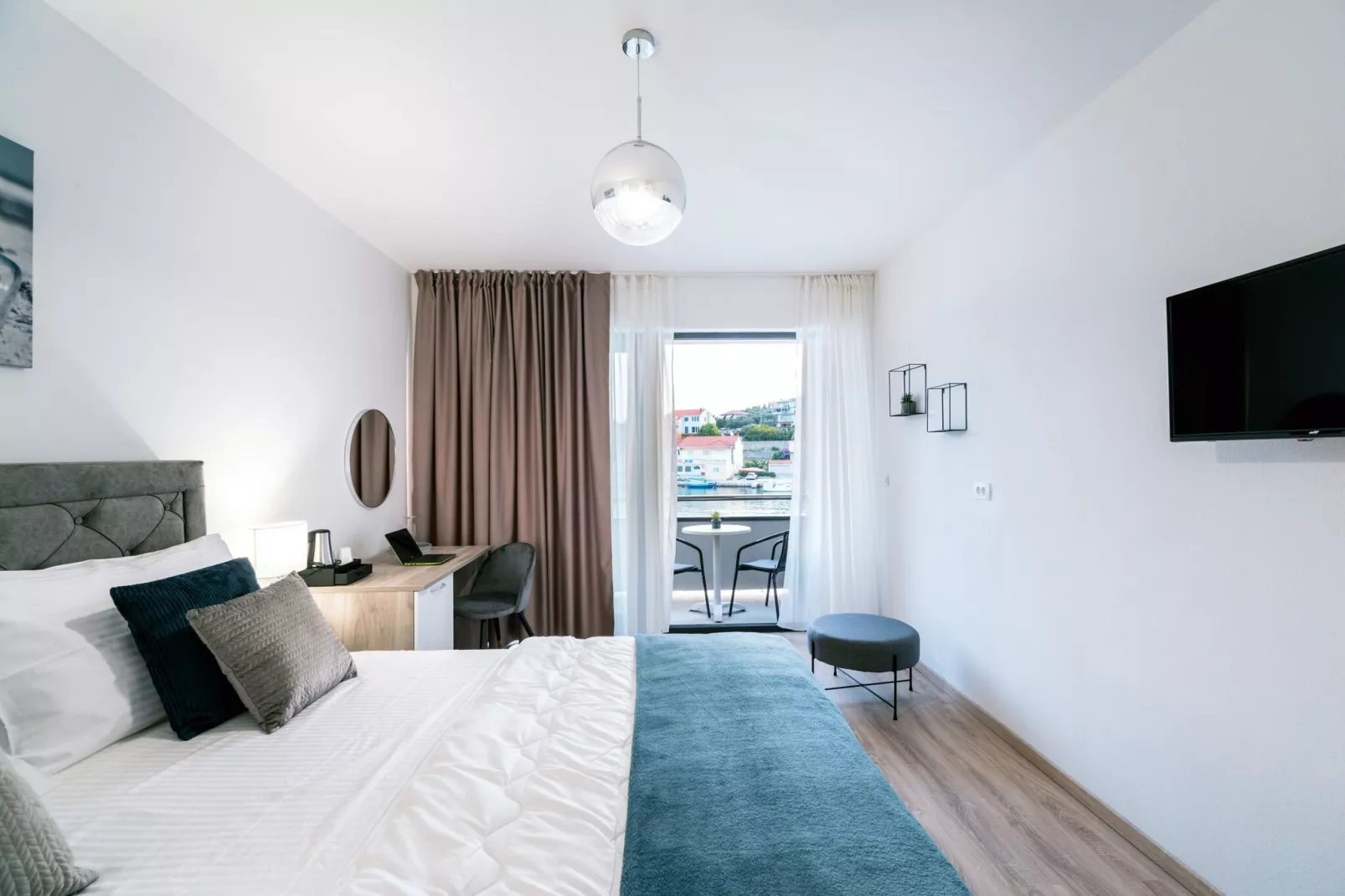 Apartments & Rooms Fisherman's Luck - Deluxe Double Room with Balcony and Sea View-Slaapkamer