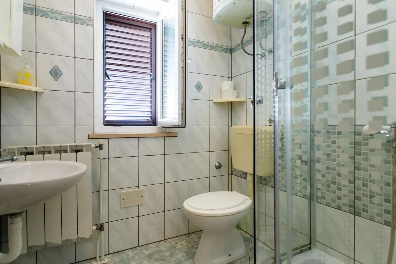 Sunny and Sleek Krk Rooms with Balcony - Classic Double Room with Balcony (owner Zelena)-Badkamer