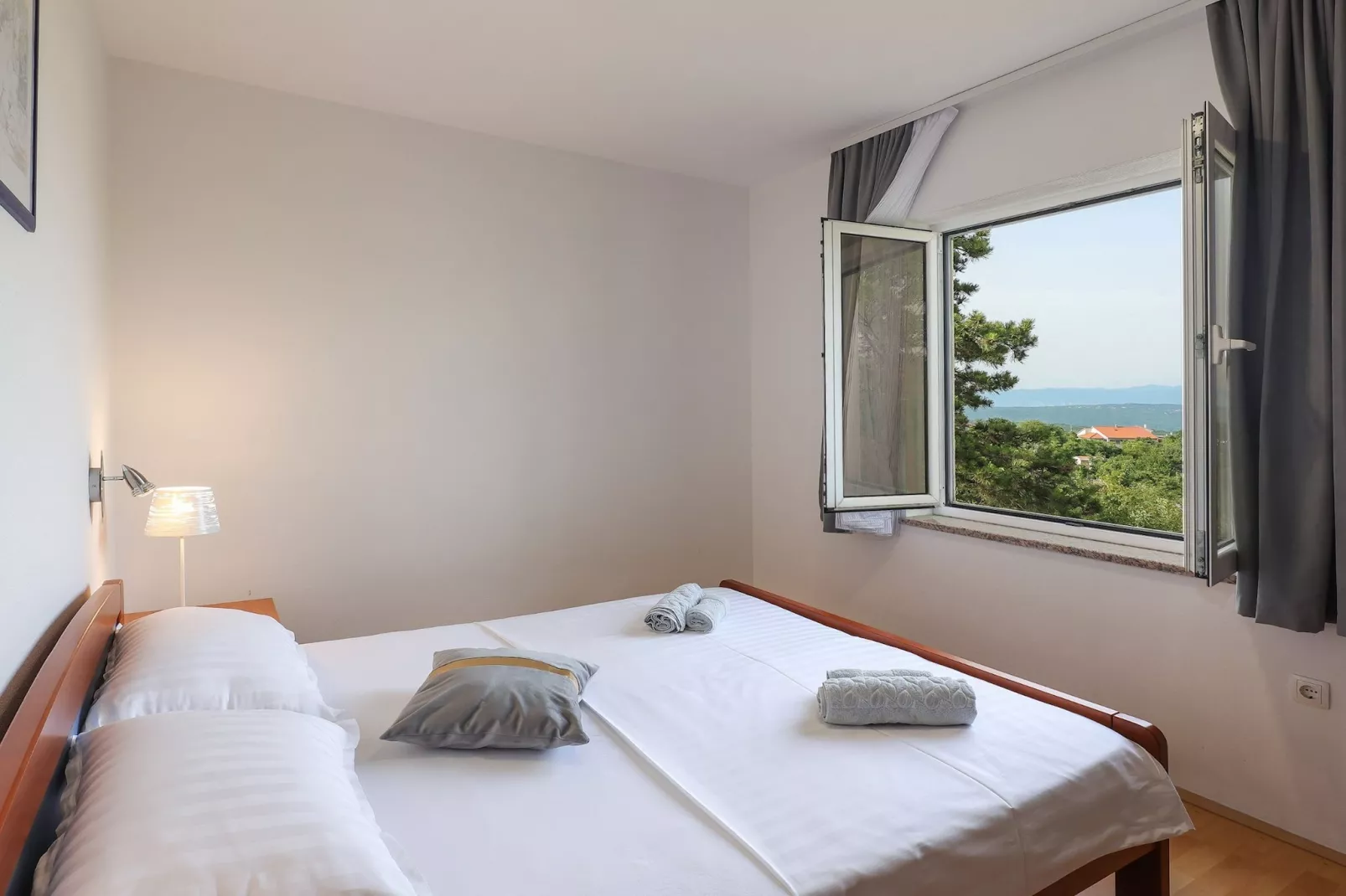 Peaceful Nature Retreat Near Krk Town with BBQ and Parking - Standard Two Bedroom Apartment-Slaapkamer