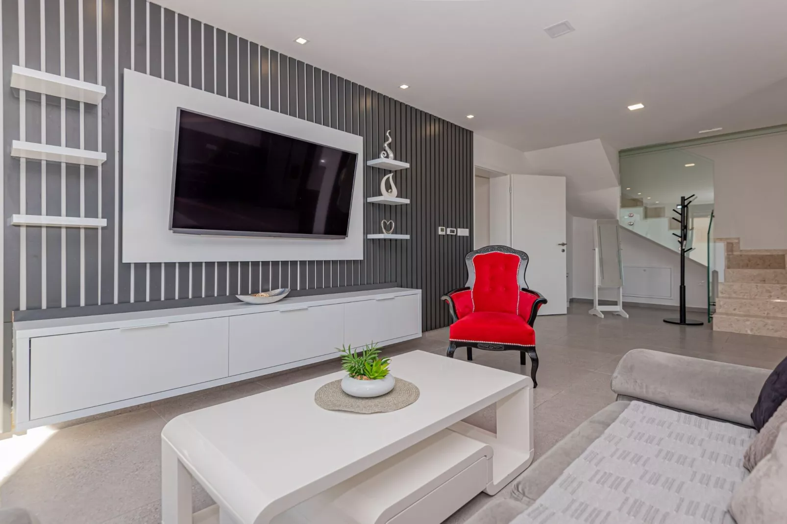 Four-Bedroom Villa With Pool-Woonkamer