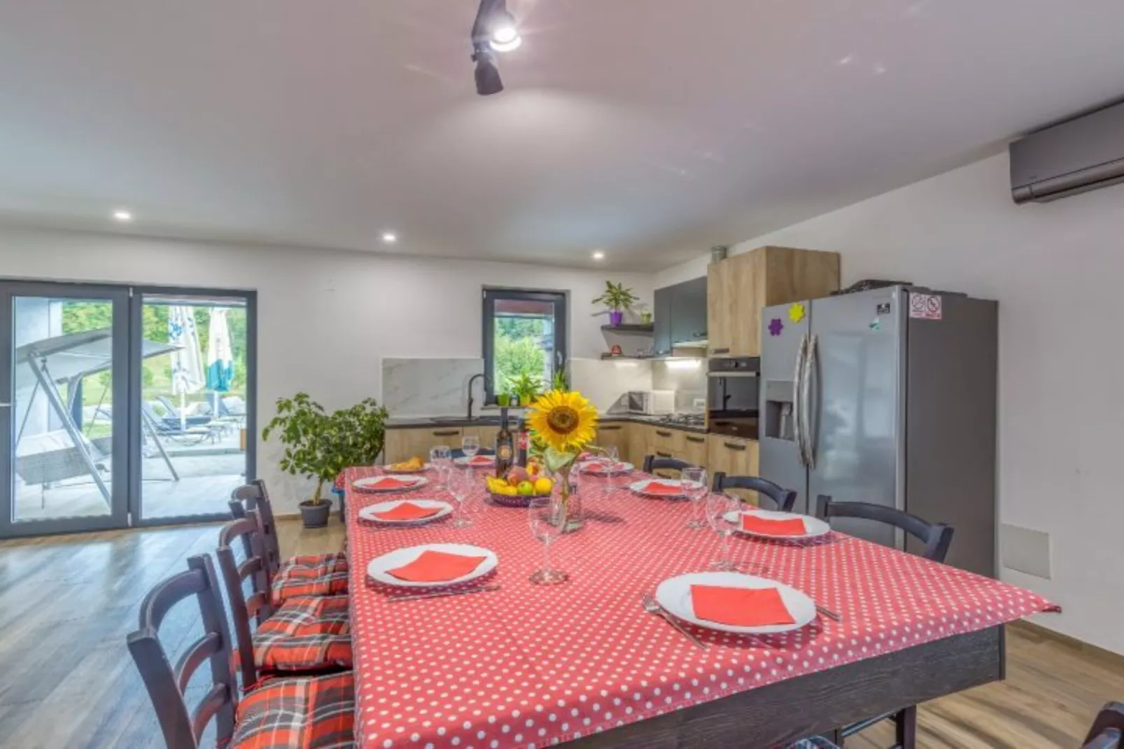 Four Bedroom Holiday House Mali Raj with Pool-Eetkamer