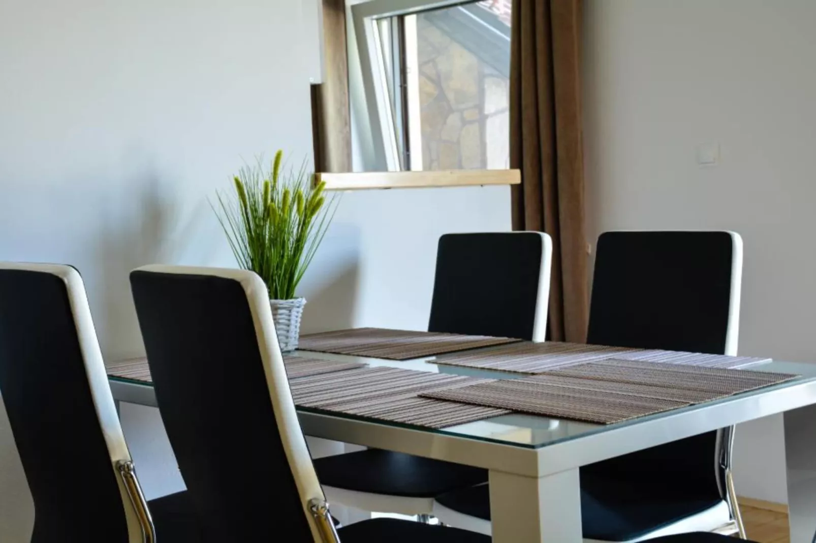 Zevnik Quiet Retreat with Stunning Views and Equestrian Activities - One Bedroom Apartment-Eetkamer