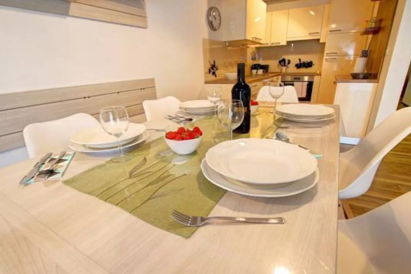 Stylish Retreat with BBQ and Modern Amenities near Terme - Three Bedroom Apartment-Eetkamer